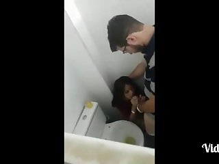 Праздновали в коридоре рядом с туалетом: в брестской школе перестарались со скромностью выпускного Праздновали в коридоре рядом с туалетом: в брестской школе перестарались со скромностью выпускного